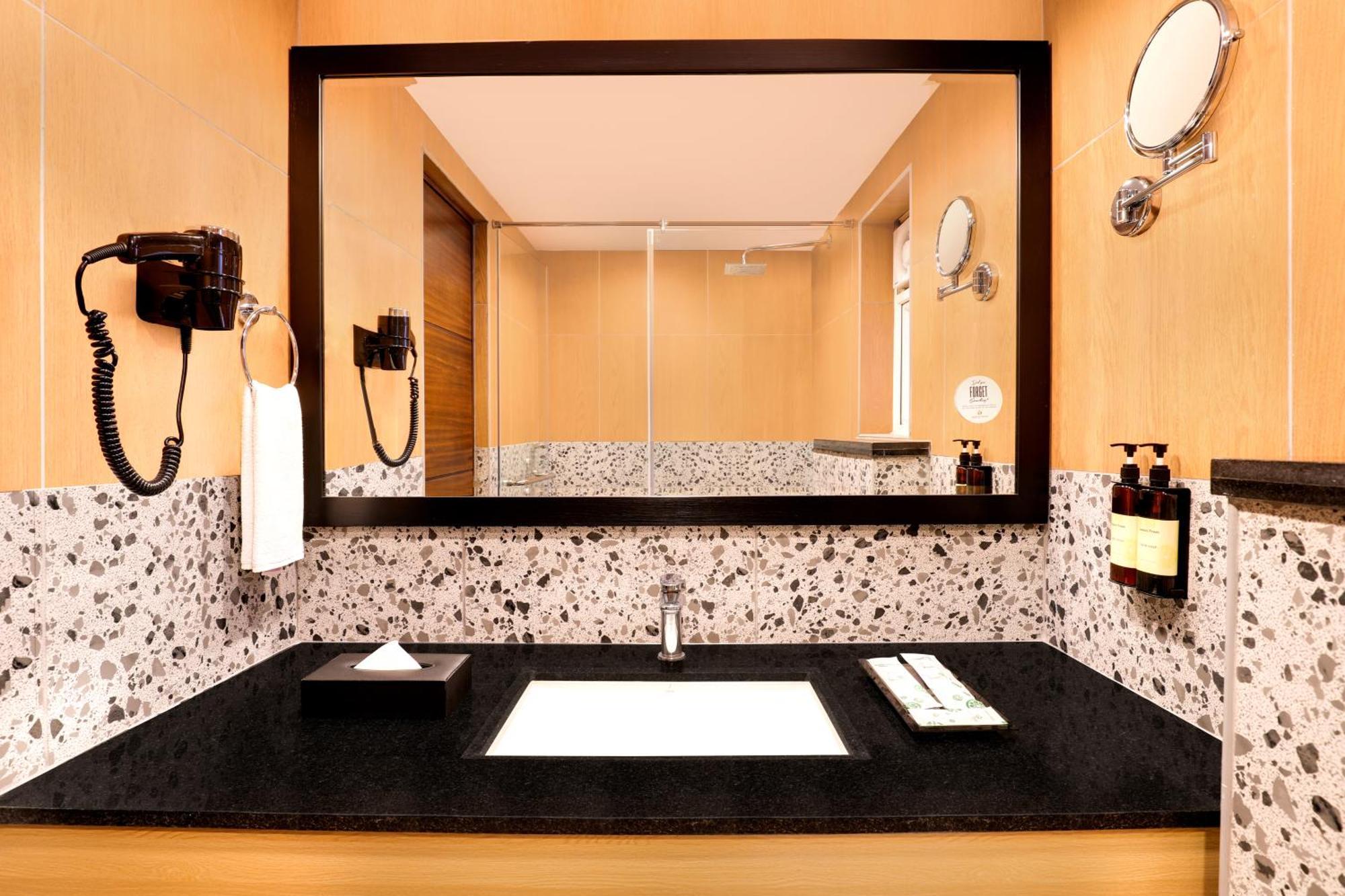 Lemon Tree Suites, Whitefield, Bengaluru Exteriör bild